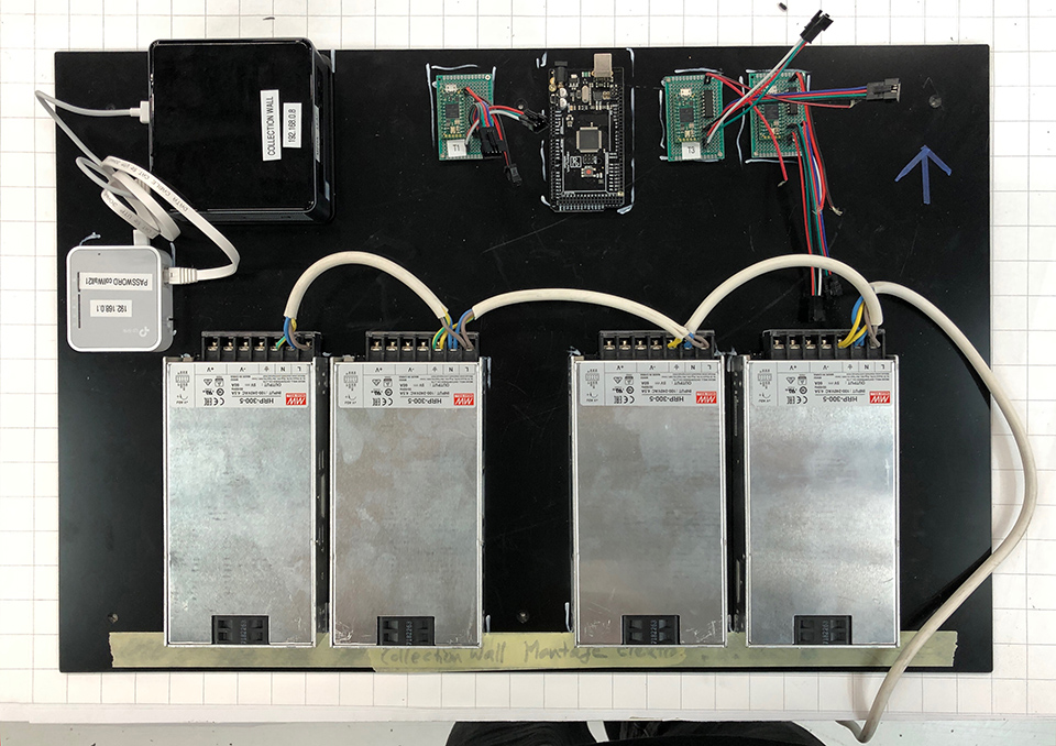 Vormontierte Einschubplatte mit elektronischen Komponenten Schwarze Kunststoffplatte mit 4 Netzteilen, PC, AP, Arduino Mega und 3 Teensy 4.0