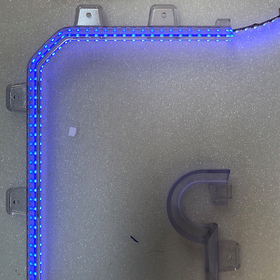 Profil aus Plexiglas mit eingeschobenem Side-LED-Streifen Plexiglas-Halterung mit eingelegtem LED-Streifen