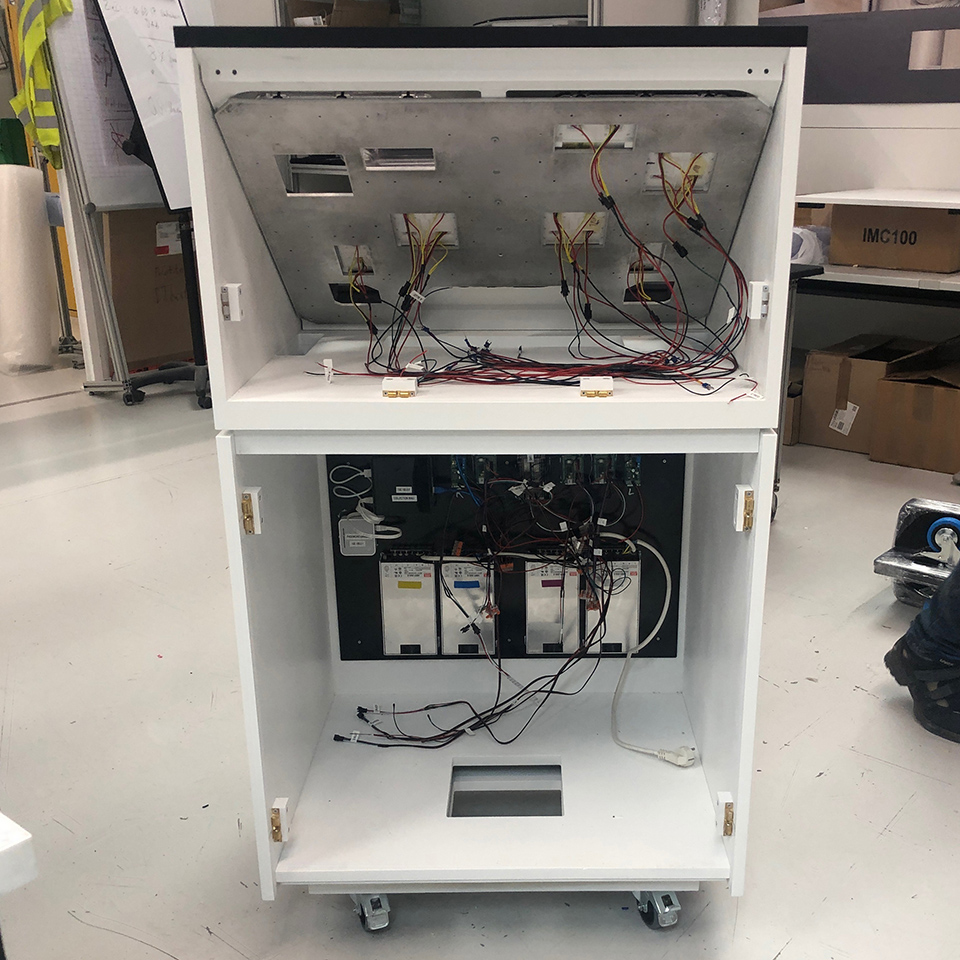 Offene Rückansicht des Kiosk mit Elektronik Offene Rückansicht des Kiosk mit Elektronik und Verkabelung