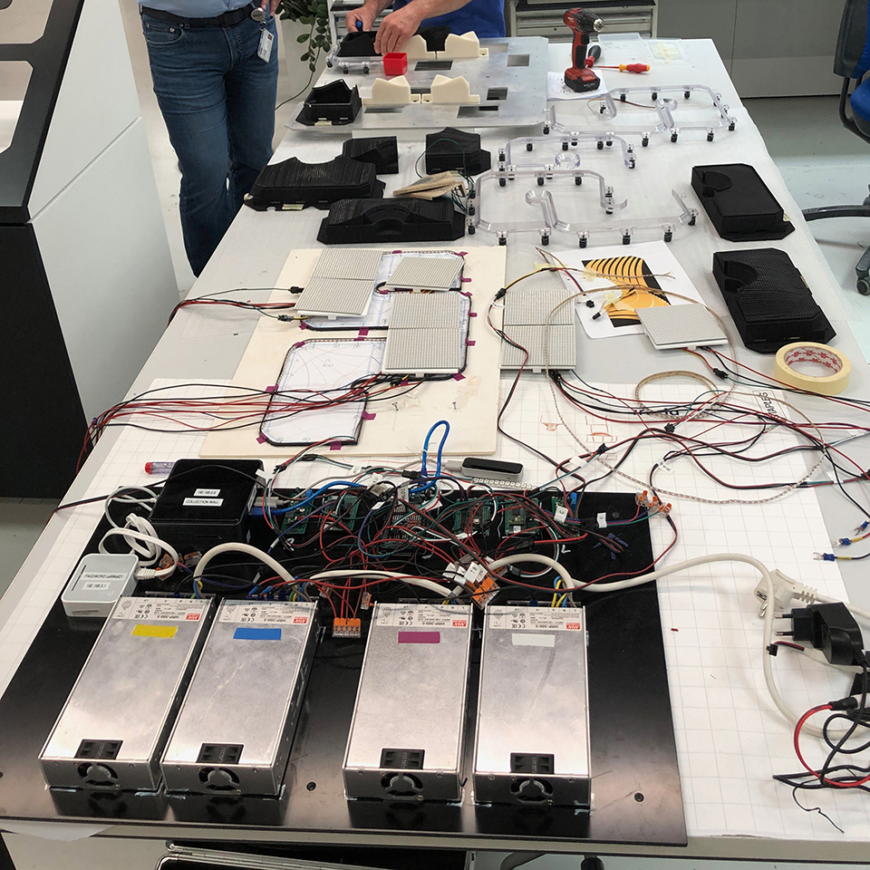 Elektronische und Rapid-Prototyping-Bauteile Elektronische Komponenten auf einem Tisch im Modellbau