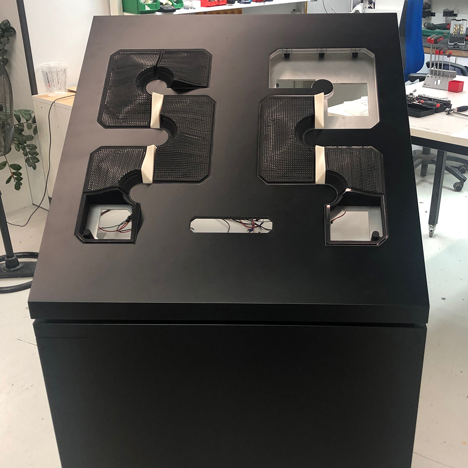 POI-Kiosk Vorderseite, teilmontierte Lightguides für die LED-Matrix-Durchleuchtung Front mit Ausschnitten für die Montage der LED-Matrixen